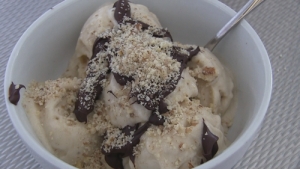 bananenijs met pure chocolade nootjes